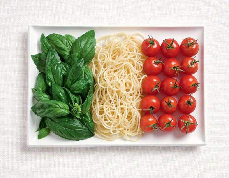 ITALIA: basilico, spaghetti e pomodori