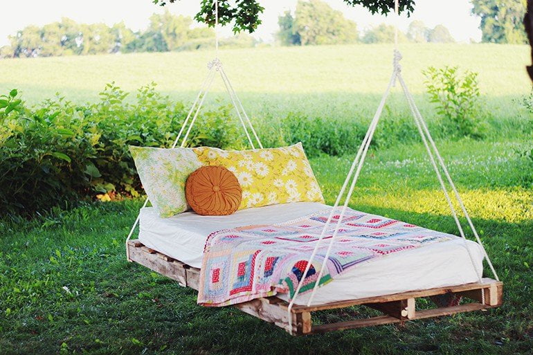 DIY Pallet Swing Bed