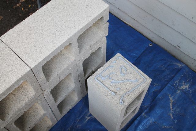 panchina da giardino con blocchi di cemento forati
