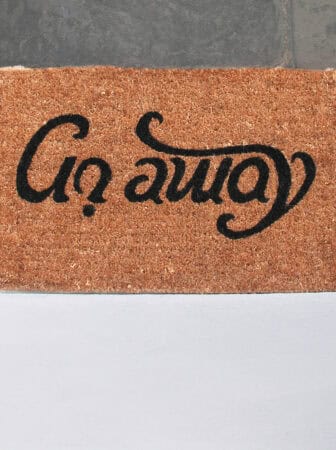 Go Away / Come In: lo zerbino reversibile che cambia messaggio