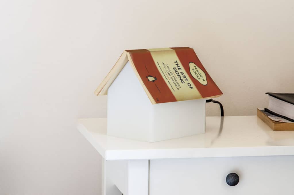 Bookrest Lamp con libro aperto usato come segnalibro