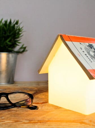 Bookrest Lamp, la lampada da lettura che diventa segnalibro