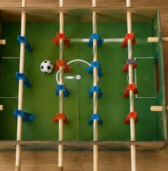 Calcio balilla fai da te: come costruire un biliardino con scatola e mollette