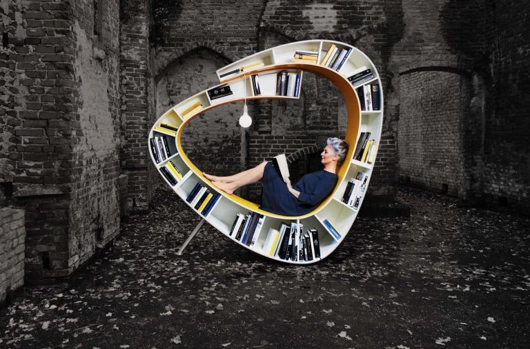 Bookworm la libreria con la seduta incorporata by Atelier 010