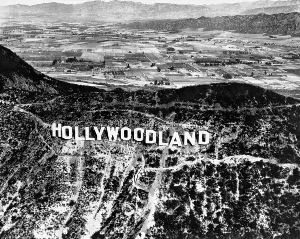 Insegna Hollywoodland sulle colline di Los Angeles negli anni Venti