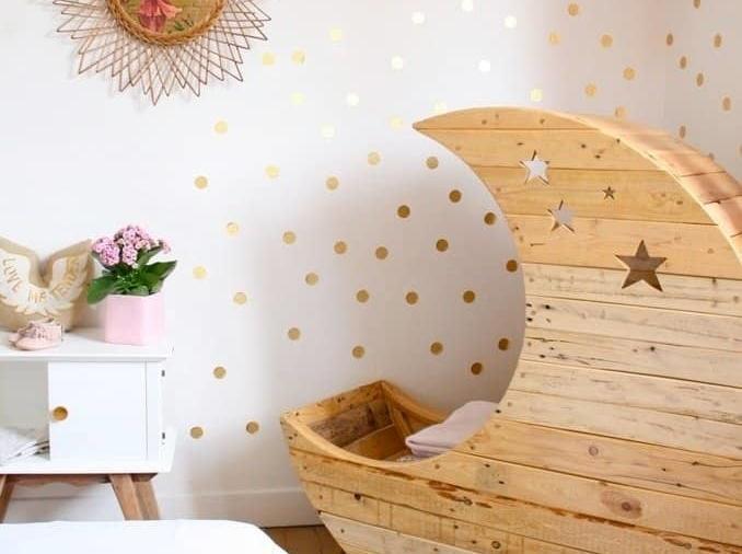 Moon Cradle, la culla per neonati a forma di luna