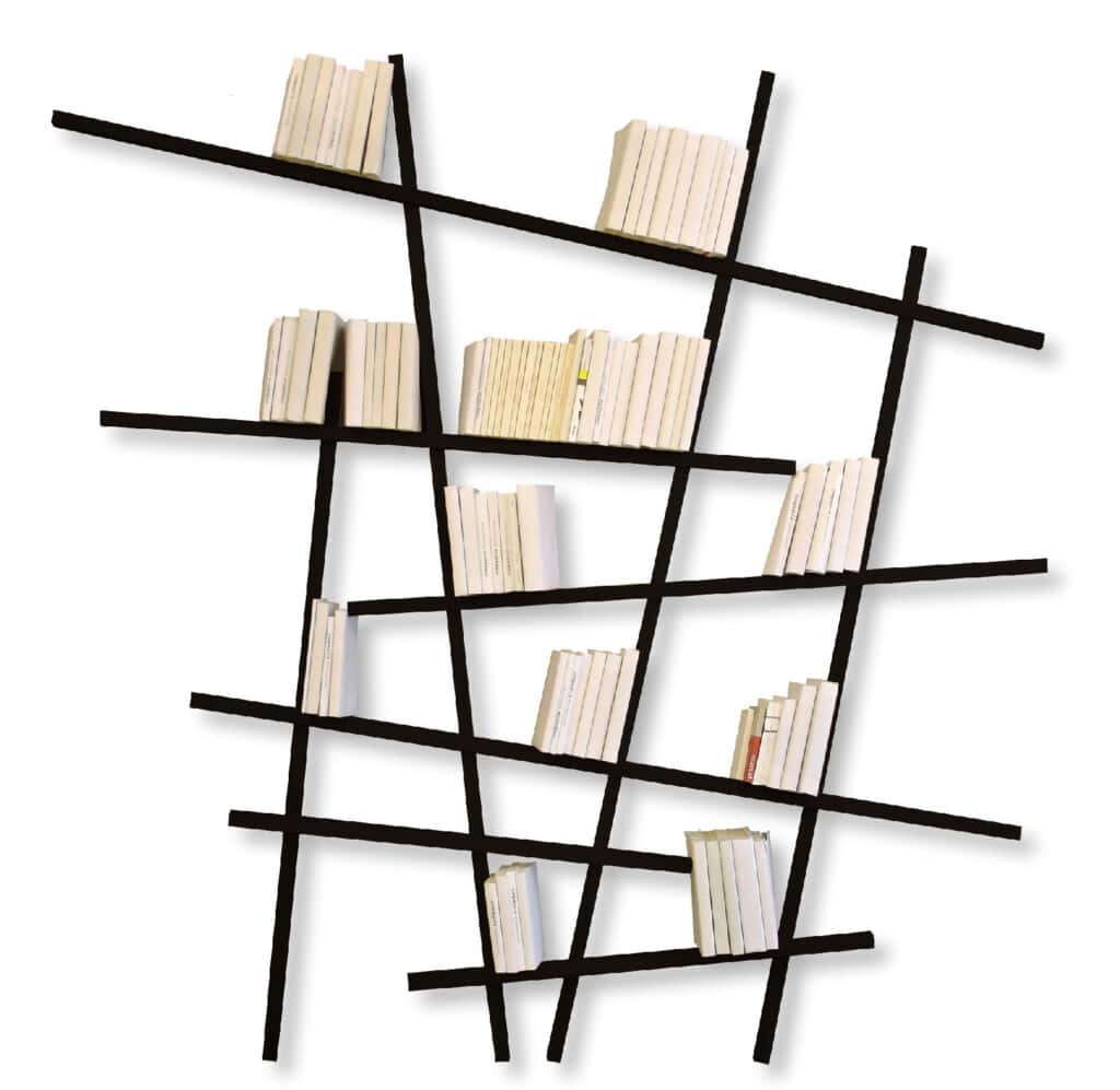 Libreria Mikado con libri disposti sui ripiani in legno