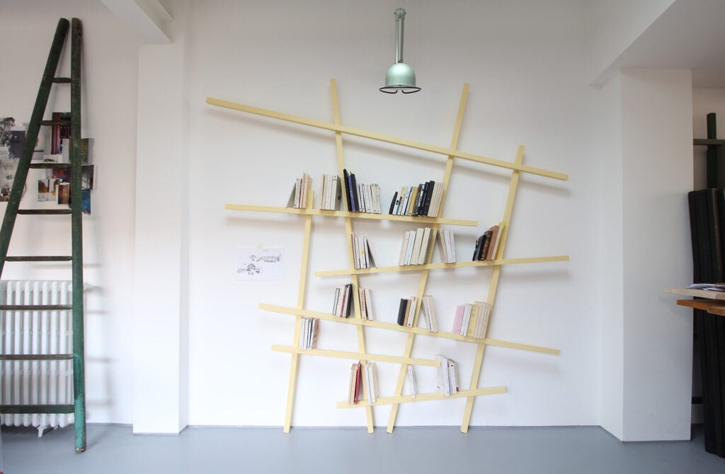 Libreria Mikado a parete con struttura in legno
