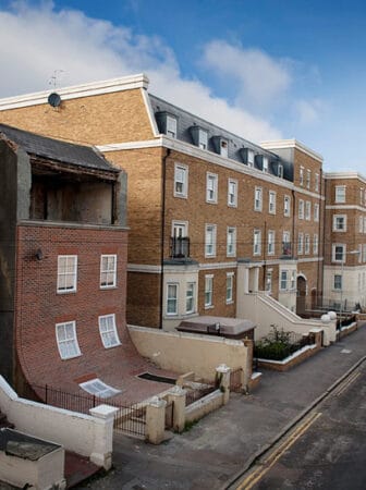 La casa con la facciata che si scioglie di Alex Chinneck