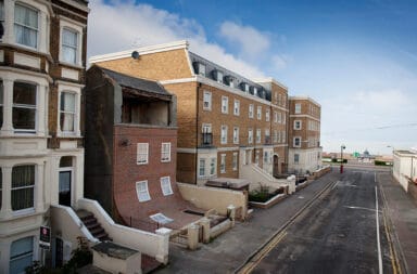 La casa con la facciata che si scioglie di Alex Chinneck