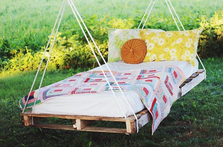 DIY Pallet Swing Bed