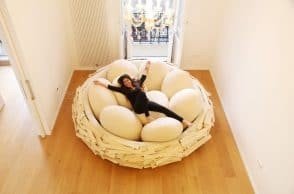 “The Giant Birdsnest”: un pouf confortevole e socializzante