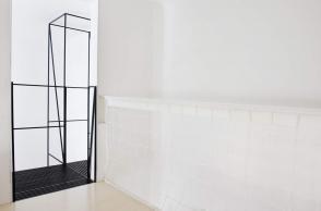 Scala in metallo moderna e minimalista