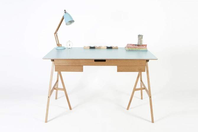 Ufficio fai da te:scrivania con cavalletti e lampada di legno