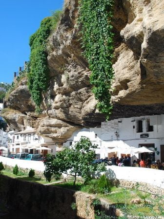 Setenil de las Bodegas, un villaggio costruito nella roccia