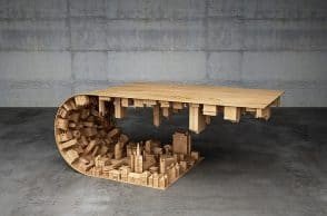 Tavolo da caffè sospeso tra sogno e realtà