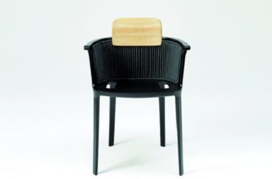 Una sedia di alluminio per l’indoor e l’outdoor