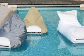 Pouf galleggianti per un’estate all’insegna del design