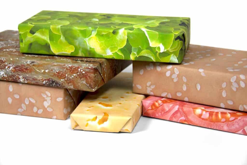 Carta regalo con pane formaggio lattuga e pomodoro
