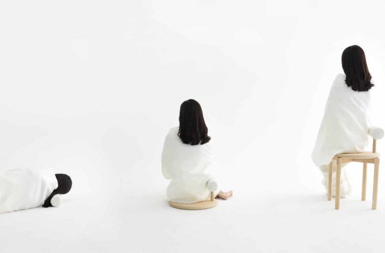 WA, la sedia trasformabile che rappresenta l’Oriente e l’Occidente