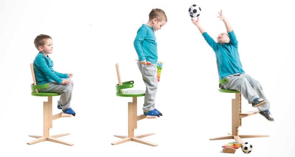 Bambini di diverse età seduti sulla sedia Froc