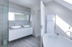 5 Idee e stili per personalizzare e arredare il bagno