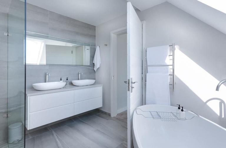 5 Idee e stili per personalizzare e arredare il bagno