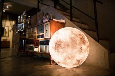 Luna, una lampada di design per un’atmosfera magica