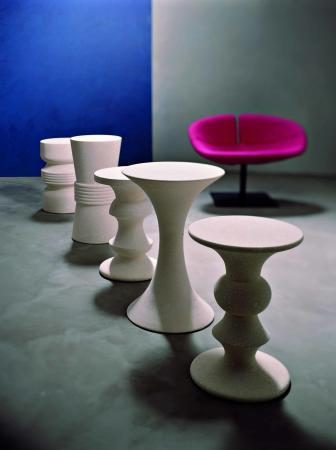 Tavolini e sedute in pietra ispirati al gioco degli scacchi