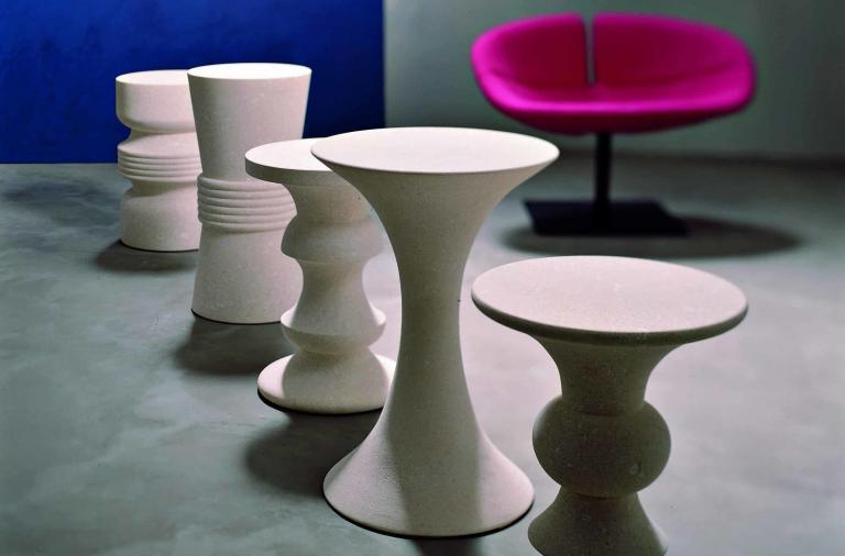 Tavolini e sedute in pietra ispirati al gioco degli scacchi