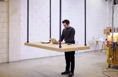 Flying Table: il tavolo sospeso sali-scendi per piccoli spazi