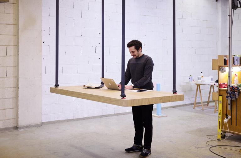 Flying Table: il tavolo sospeso salvaspazio che scompare sul soffitto