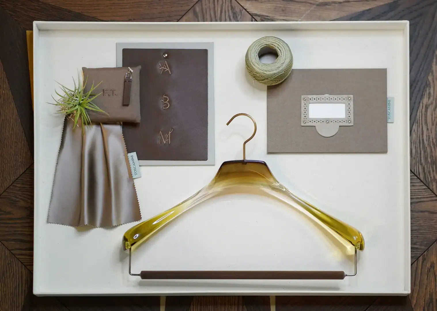 Moodboard #2: Trasparenze, riflessi e sfumature intense per un guardaroba dal carattere scenografico e sofisticato.