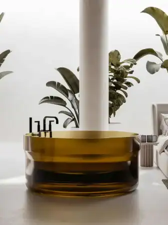 Danilo Fedeli firma Iris per Norah Design: una collezione di lavabi e vasche da bagno essenziali e avvolgenti
