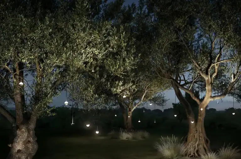 Luce&Light: sognanti sospensioni e steli di luce outdoor