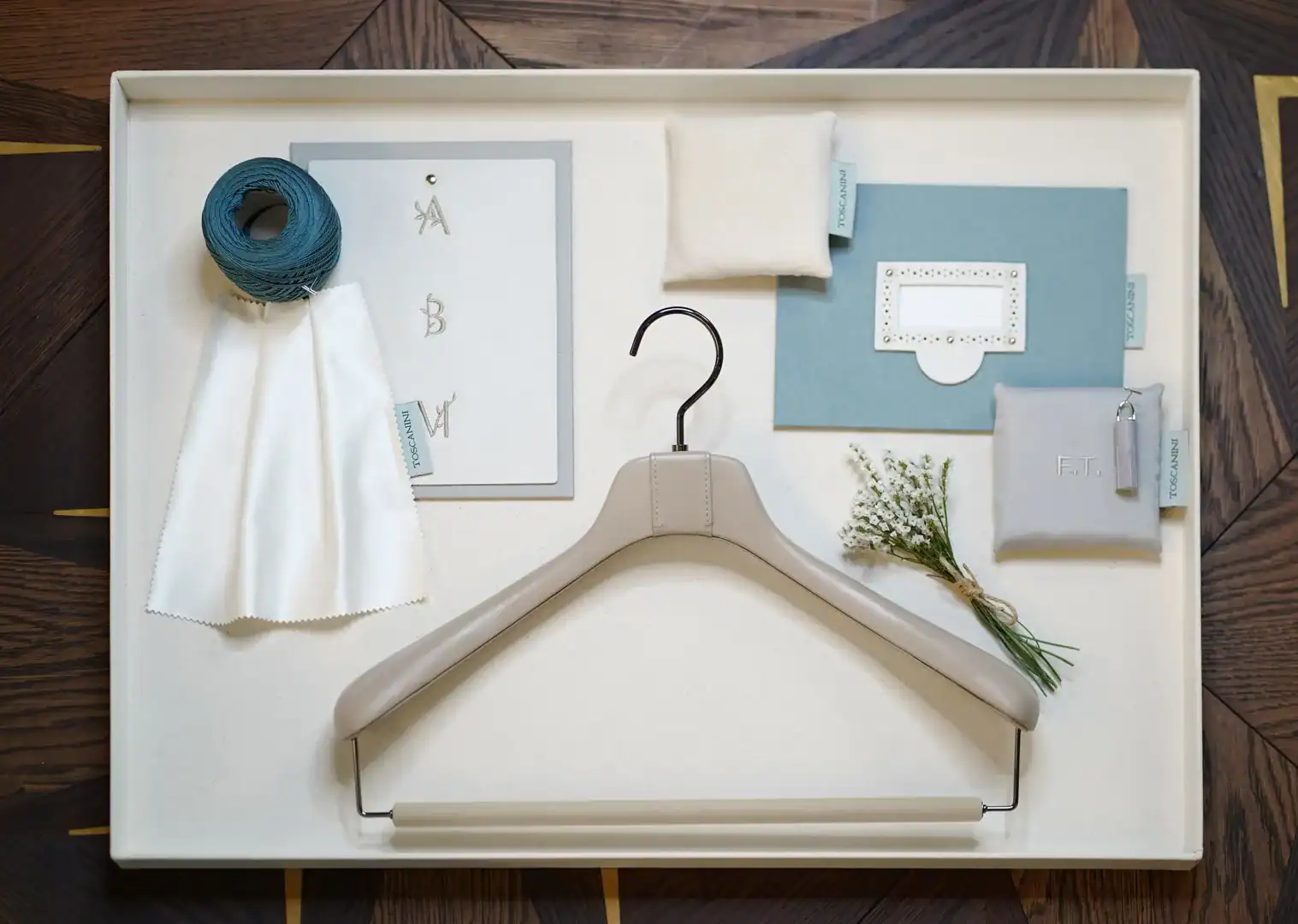 Moodboard #3: Tonalità polverose, texture naturali e dettagli materici definiscono un guardaroba dal carattere elegante e contemporaneo.