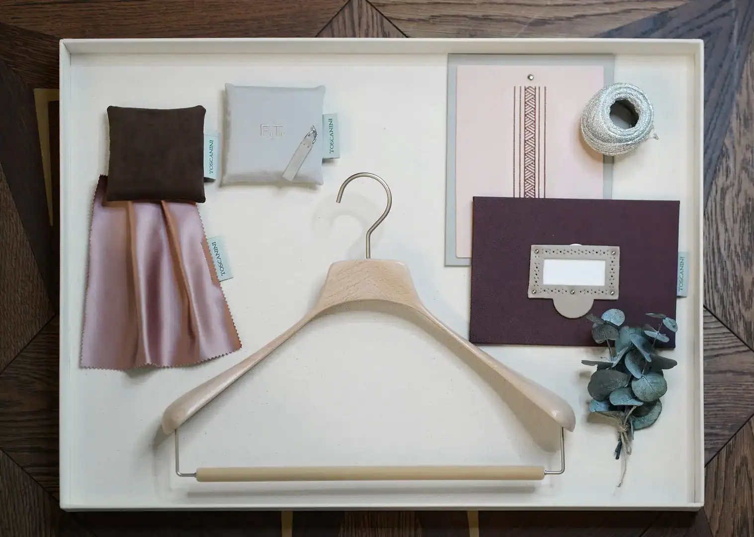 Moodboard #4: Un guardaroba dallo stile raffinato e contemporaneo prende forma attraverso nuance delicate, superfici vellutate e materiali tattili.