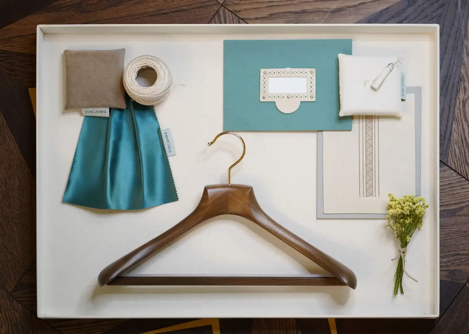 Moodboard #5: Richiami al mondo sartoriale, tonalità sofisticate e dettagli materici definiscono un guardaroba dal carattere elegante e ricercato.