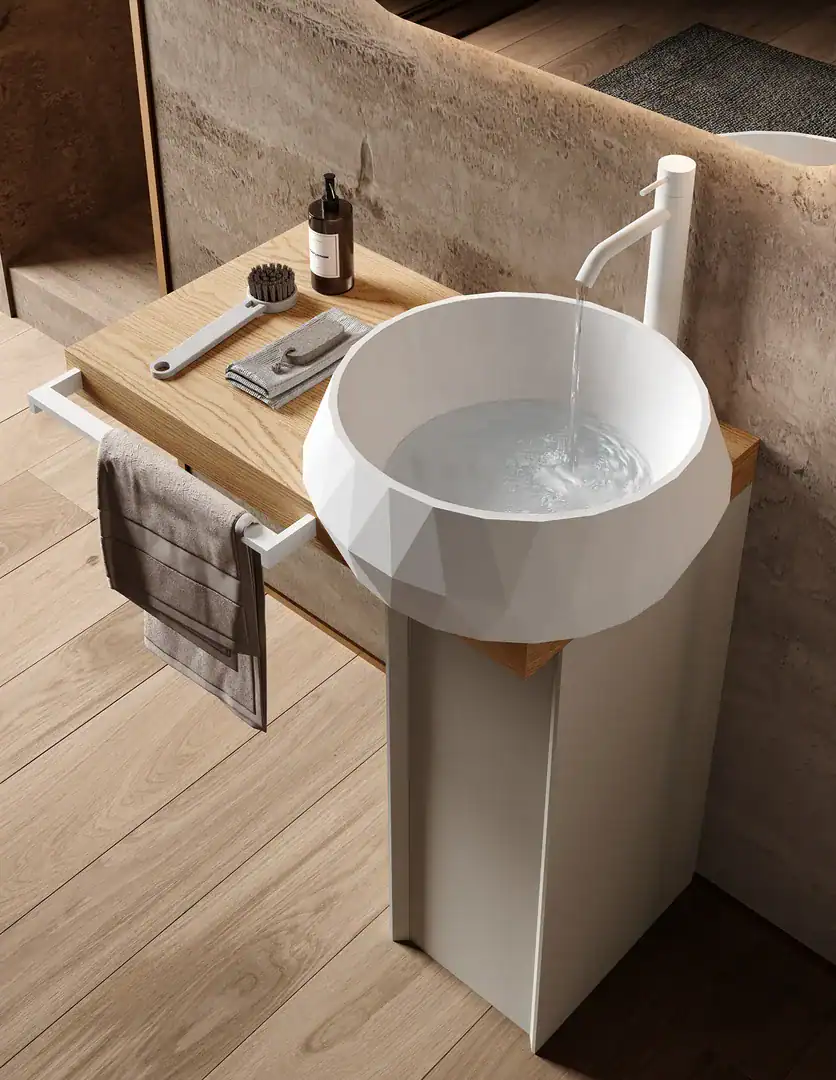 Vista laterale di un lavabo Diamond con colorazione bianco perla