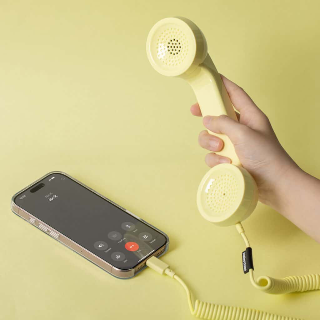 Cornetta USB-C Native Union Pop Phone collegata allo smartphone