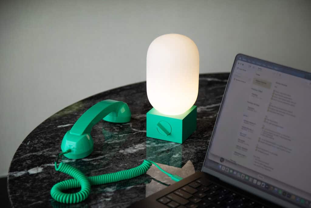 Lampada Native Union Pop Light sulla scrivania