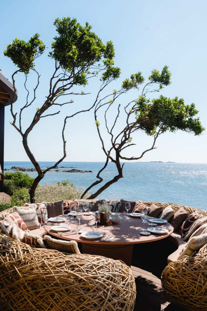 Tavoli Kasane di Nendo nella zona dining di La Crique
