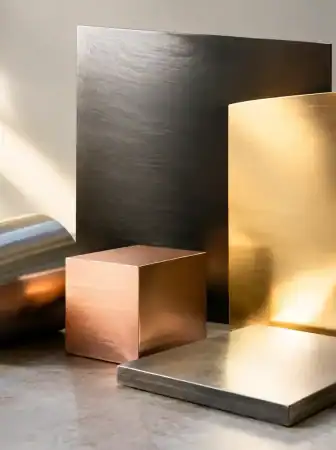 Finiture metalliche design tra materia e luce